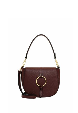 Bolso bandolera de cuero marrón oscuro con solapa redondeada, detalle circular dorado y correa larga desmontable sobre fondo blanco.