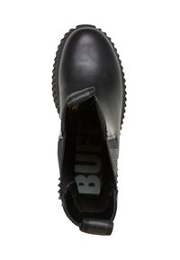 Bota de goma negra con parte superior texturizada, puntera redondeada, paneles laterales elásticos y suela estriada. Presenta una cómoda asa para facilitar su uso.