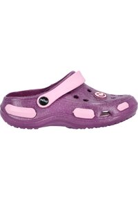 Lila glitzernder Clog mit pinkem Riemen, runder Logoplatte, Belüftungslöchern und strukturiertem Sohlen. Glattes Material mit Akzenten an der Seite.