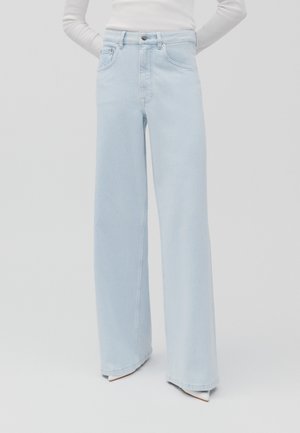 Lichtblauwe wijde jeans van denim, met een hoge taille, vijf zakken en een eenvoudige knoopsluiting. Vlotte textuur met minimale details.
