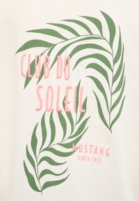 Bílý tričko s krátkým rukávem s grafikou zelených palm a růžovým vyšitým textem "CLUB DU SOLEIL" a "MUSTANG since 1932".