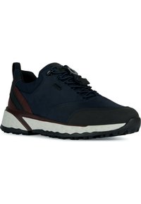 Herren-Outdoorschuh mit einem marineblauen Obermaterial und braunen Akzenten, strukturiertem schwarzen Zehenkappe und einer weißen Dämpfungsohle mit einem robusten Profil.