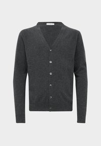 Cardigan lungo grigio scuro con maniche lunghe e scollo a V, abbottonato, realizzato in morbido tessuto a maglia, esposto su uno sfondo grigio chiaro uniforme.