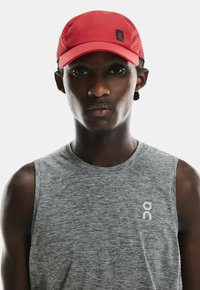 On - LIGHTWEIGHT  - Cap - red Thumbnail Image 1