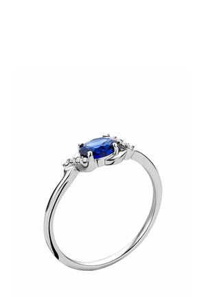 Silberring mit einem ovalen blauen Saphir in der Mitte, gesäumt von kleinen klaren Steinen, mit polierter Oberfläche und glattem Band.