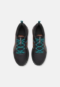 Baskets de sport noires avec des accents turquoise et orange, tige en maille texturée et semelle en caoutchouc épaisse. Équipées de lacets assortis et de languettes de tirage.
