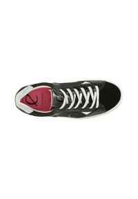 Zapatilla de piel y ante negro con acentos blancos, plantilla rosa y cordones blancos. Presenta una punta redondeada y agujeros de ventilación centrales.