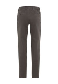 Grijze katoenen broek met een rechte pasvorm, twee achterzakken met knoopsluiting en een stevige tailleband. Soepele textuur zonder patronen.