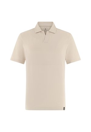 Polo beige a maniche corte con colletto a V e piccolo tag nero sull'orlo inferiore, mostrata su sfondo bianco.