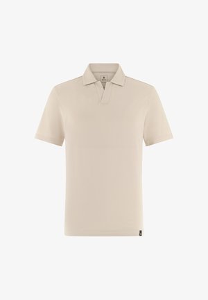 Beżowa koszulka polo z krótkim rękawem, z kołnierzykiem z wycięciem w kształcie litery V oraz małą czarną metką przy dolnym brzegu, pokazana na białym tle.