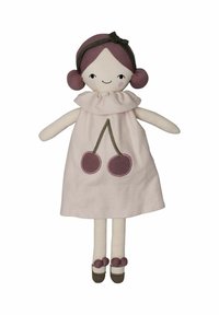 Weiche Textilpuppe mit einem rosa Kleid, das ein besticktes Kirschmuster zeigt, braunen Schuhen und einer dunklen Schleife im Haar. Schlichte Gesichtszüge.