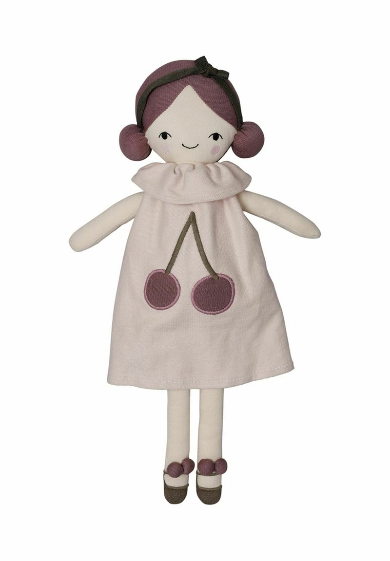 Weiche Textilpuppe mit einem rosa Kleid, das ein besticktes Kirschmuster zeigt, braunen Schuhen und einer dunklen Schleife im Haar. Schlichte Gesichtszüge.