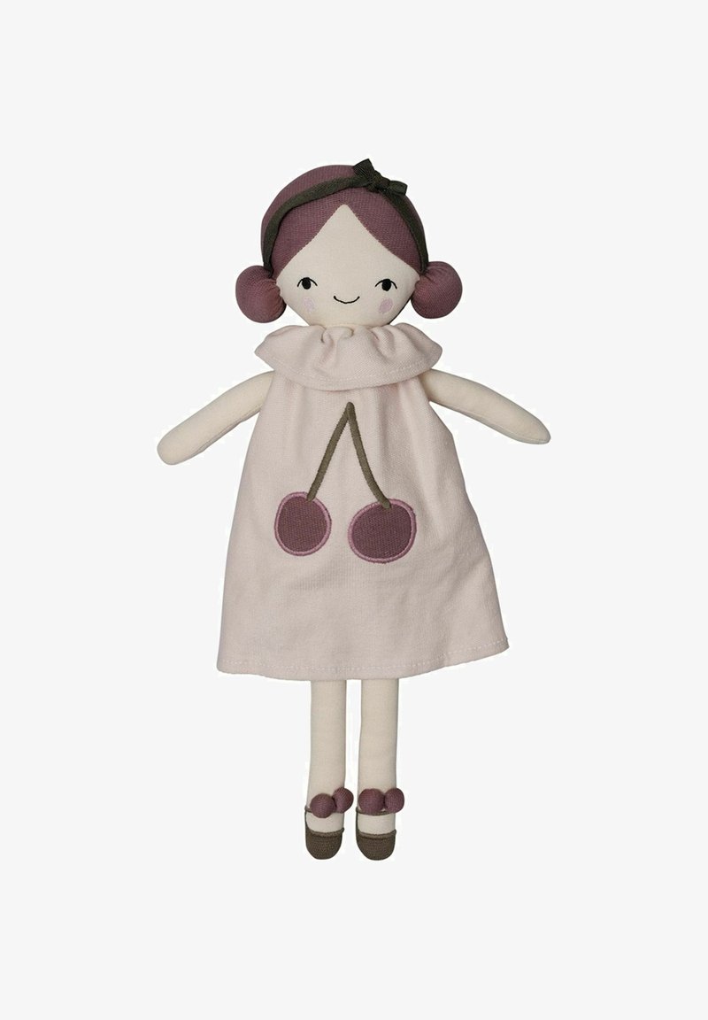 Weiche Textilpuppe mit einem rosa Kleid, das ein besticktes Kirschmuster zeigt, braunen Schuhen und einer dunklen Schleife im Haar. Schlichte Gesichtszüge.