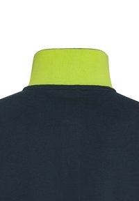 Polo con corpo di un blu navy scuro e colletto di un brillante verde lime. Il tessuto appare liscio con una texture a coste sul colletto.