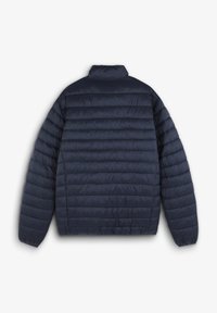 Marineblauwe pufferjack met gequilte horizontale patronen, hoge kraag en elastische manchetten. Soepele textuur met een lichtgewicht ontwerp.