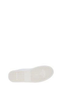Sneaker bianca con suola in gomma texturizzata, parte superiore liscia e dettaglio di branding discreto. Punta arrotondata e costruzione flessibile per il comfort.