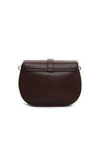 Borsa a mano in pelle marrone con forma arrotondata, chiusura a pattina piegata e dettagli in metallo dorato. Texture liscia, design minimalista.