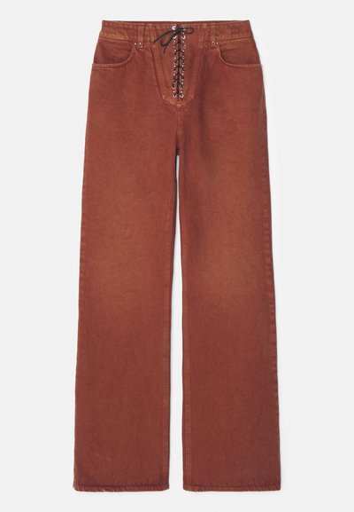 Roodbruine wijde broek met vetersluiting aan de voorkant, gemaakt van denim. Kenmerkt zich door twee voorzakken en een gladde textuur.