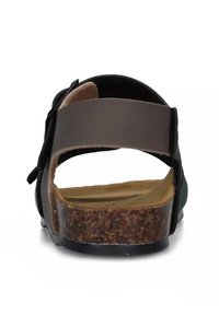 Sandalo nero con soletta in sughero, caratterizzato da una larga fascia sul retro e da una fibbia regolabile per una vestibilità sicura. Design con suola piatta.