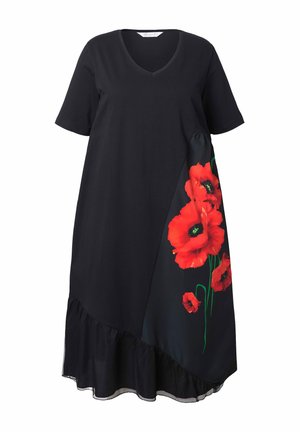 Zwarte korte mouw V-hals jurk met een ruchezoom en een grote rode papaver bloemenprint aan één kant.