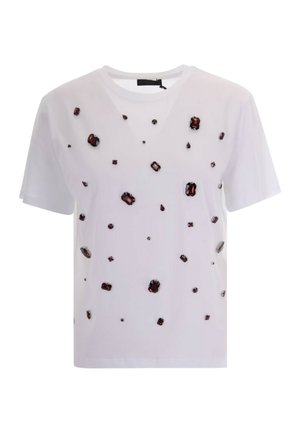 T-shirt bianca a maniche corte decorata con pietre preziose di colore rosso scuro sparse di varie forme e dimensioni.