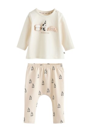 Cremefarvet baby top med lange ærmer med brød-, mælk- og croissant-patches og teksten "brunch time"; matchende bukser med mønster af sorte og hvide mælkeflasker.