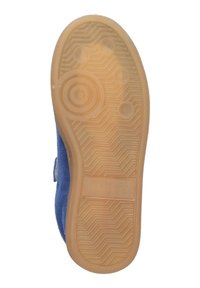 Blauwe suède schoen met een gumrubberen zool, voorzien van een textuurpatroon, cirkelvormige accenten en een visgraatloopvlak.