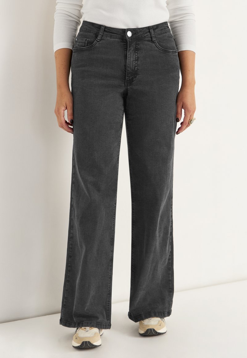 Högmidjade, vida jeans i mörkgrå denim med en slät textur. Har fem fickor och knappstängning fram.