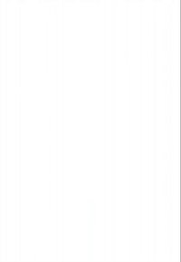 Dva muži sedící venku na dřevěné lavičce s nákupními taškami vedle nich, sdílejí kávu a společně se dívají na smartphone.