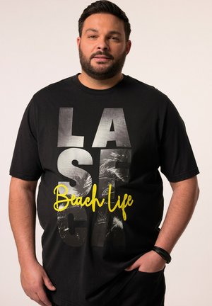 Sort kortærmet t-shirt med fremtrædende, sølvfarvet gradient-tekst og en gul skrifttype, der siger "Beach Life," struktureret med palmemønstre.