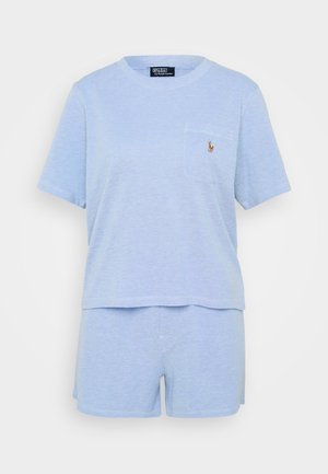 Vaaleansininen puuvillainen yöasu, jossa on lyhyet hihat, tasku ja brodeerattu logo, sekä yhdisteetään sopivat shortsit. Pehmeä pinta.