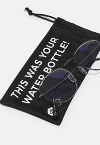 Ochelari cu lentile întunecate pe un săculeț din material textil negru, având inscriptionat "ACEASTA A FOST BUCATA TA DE APĂ!" cu text alb; include un sistem de închidere cu șnur.