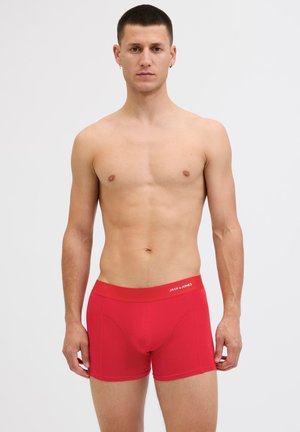 Rote Baumwoll-Boxershorts mit einem breiten Bund, auf dem das Logo "JACK & JONES" abgebildet ist. Der Stoff ist glatt, hat eine körpernahe Passform und keine sichtbaren Muster.