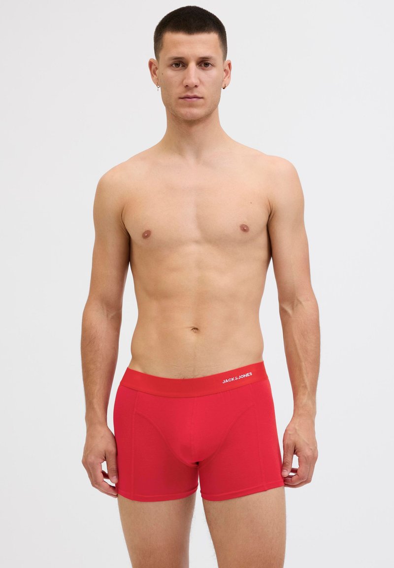 Rote Baumwoll-Boxershorts mit einem breiten Bund, auf dem das Logo "JACK & JONES" abgebildet ist. Der Stoff ist glatt, hat eine körpernahe Passform und keine sichtbaren Muster.