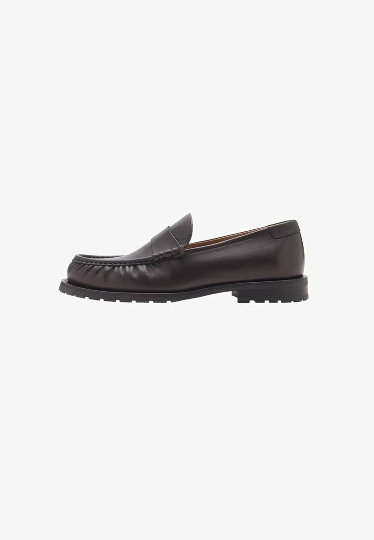 Mocassin penny loafer en cuir marron foncé avec bout arrondi, dessus cousu style mocassin et semelle épaisse en caoutchouc texturé, vu de côté.