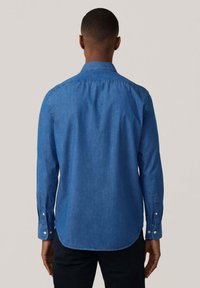 Blauwe denimoverhemd met lange mouwen, button-down kraag en knoopmanchetten. De stof lijkt stevig met een gladde textuur en een klassieke pasvorm.