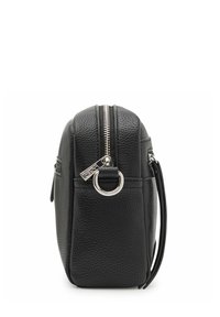 Bolso de cuero negro con una superficie texturizada, forma redondeada, cremallera superior y acentos de hardware plateado. Bucle lateral para su sujeción.