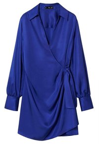 Chemisier en satin bleu avec de longues manches bouffantes, un col et un détail de nœud sur le côté. Il présente un design drapé avec une texture lisse et une coupe décontractée.