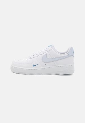 Witte leren sneaker met lichtblauwe accenten, met een ronde neus, geperforeerde details en een dikke witte rubberen zool.