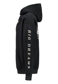 Schwarzer Kapuzenpullover mit Kängurutasche, mit dem Text "BIG DREAMS" in Weiß auf dem rechten Ärmel und einem Logo auf der Brust.