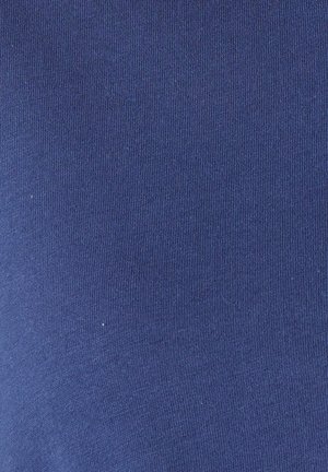 Tissu en coton bleu avec une texture lisse, présentant un tricot serré et une surface uniforme, affichant des variations subtiles dans l'intensité des couleurs.