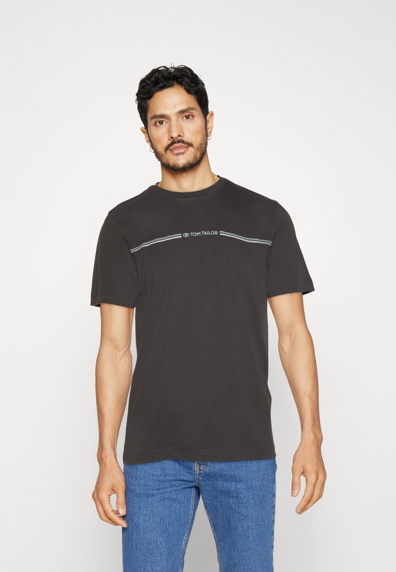 TOM TAILOR CREW NECK - T-shirts med print - tarmac grey
