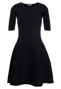 Abito nero a maniche corte realizzato in tessuto a coste, con un busto aderente, gonna svasata e un motivo decorativo a zigzag lungo l'orlo.