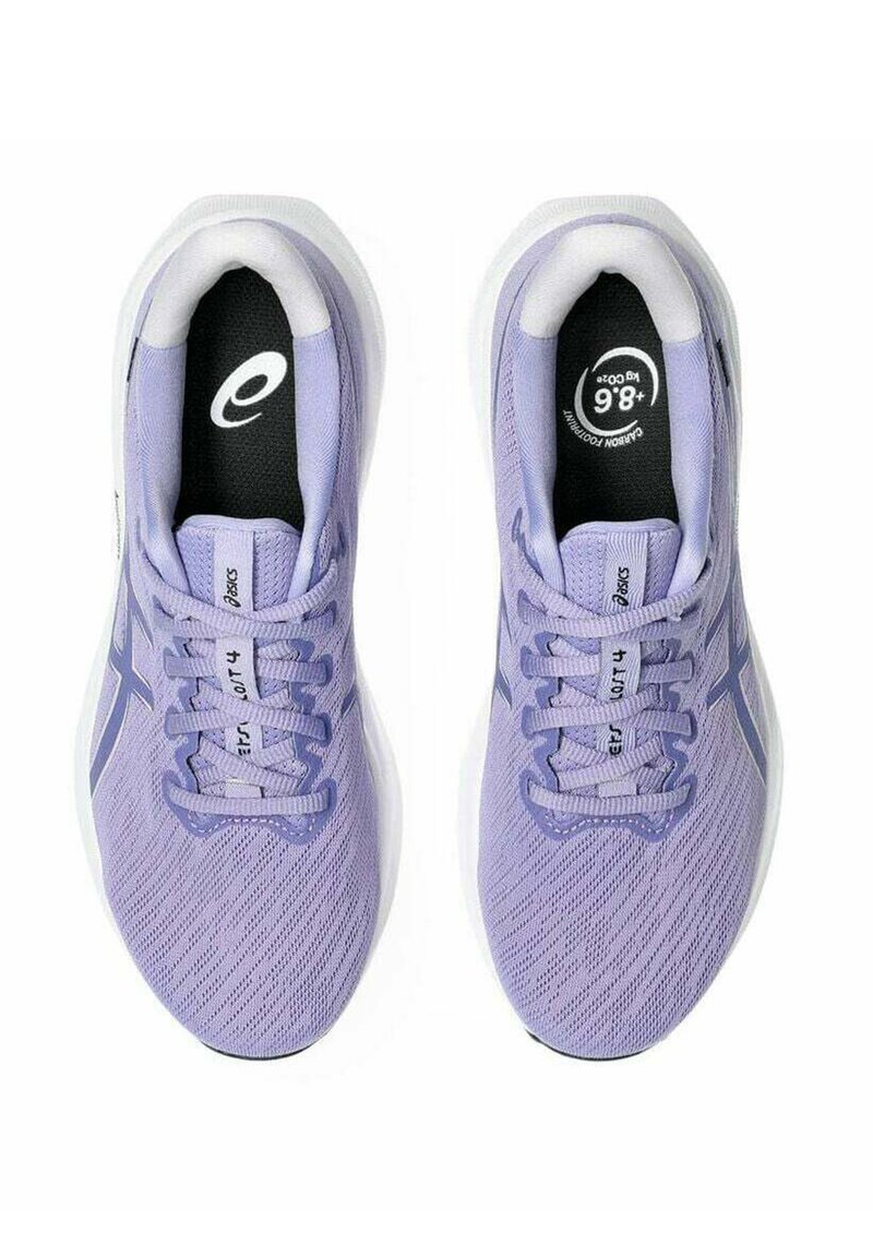 Paire de chaussures de course Asics lavande avec semelles blanches, vue de dessus montrant les lacets et les semelles intérieures noires avec détails de la marque.