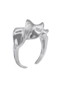 Anello dichiarativo in argento con una finitura liscia e lucida. Presenta un design astratto e scultoreo con curve fluide e una banda larga.