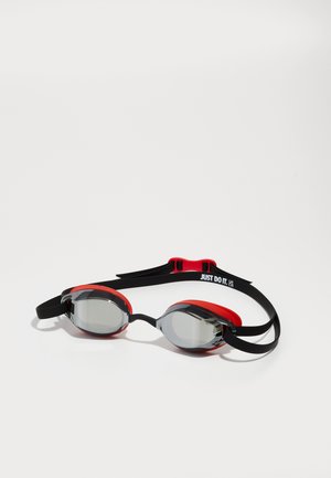 Sorte og røde svømmegoggles med justerbar rem, klare linser og silikone øjesæler for komfort. "Just Do It" trykt på remmen.