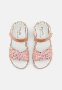 Rosa Glitzer-Sandalen mit einem metallischen Riemen. Das Obermaterial hat eine glitzernde Oberfläche mit blauen Akzenten. Mit einem Klettverschluss für einfaches An- und Ausziehen.