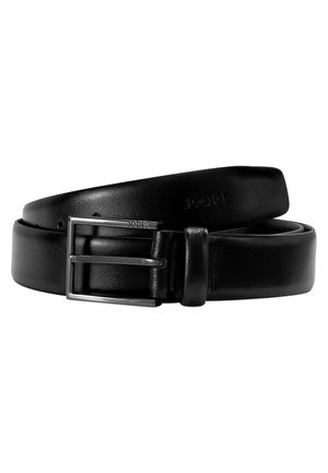 Zwarte leren riem met een gladde textuur, rechthoekige metalen gesp en een geëmbosseerd logo. Vlakke, elegante vorm, geschikt voor casual of formele kleding.
