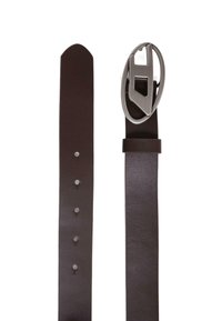 Brązowy skórzany pasek z owalną metalową klamrą, ozdobiony trzema mikro-nitami i gładką teksturą. Zaprojektowany z myślą o klasycznym i praktycznym dopasowaniu.