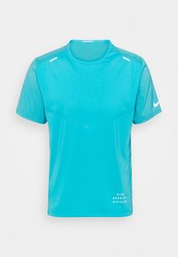 Tyrkysové atletické tričko Dri-FIT s krátkým rukávem, texturovaným povrchem, reflexními akcenty a logem tištěným v pravém dolním rohu.